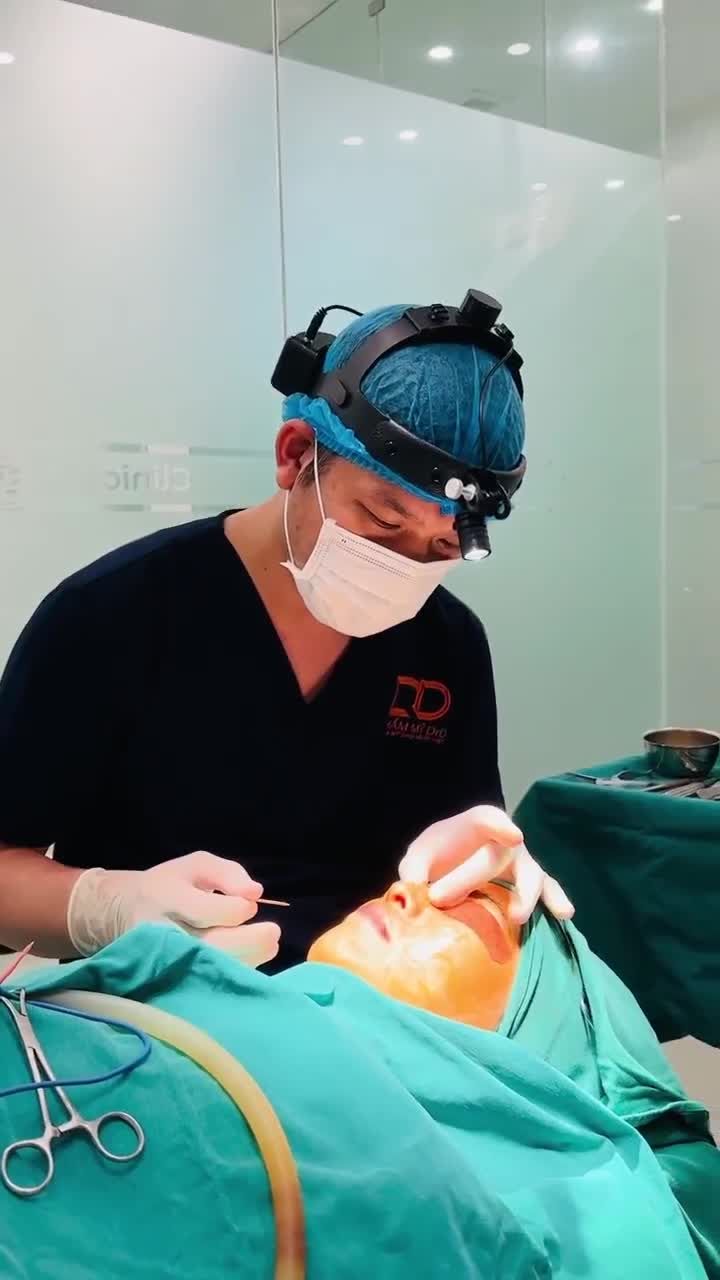 BÁC SĨ ĐIỀN PHÂN TÍCH CHIẾC MŨI CỦA KHÁCH HÀNG TRƯỚC PHẪU THUẬT