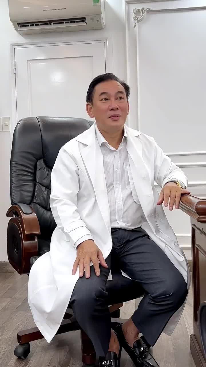 Con gái nâng mũi đẹp quá nên dẫn mẹ đi làm đẹp