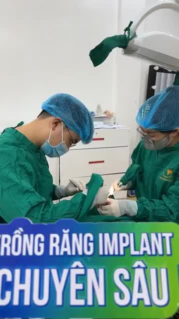 Cận cảnh quá trình trồng chân răng nhân tạo implant giúp khôi phục răng hàm số 46 bị mất cho chú khách hàng.