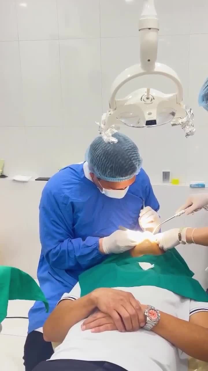 QUÁ TRÌNH BÁC SĨ THỰC HIỆN CẤY TRỤ IMPLANT CHO NAM KHÁCH HÀNG ĐẾN VỚI NHA KHOA GIA ĐÌNH TỪ HƯNG YÊN