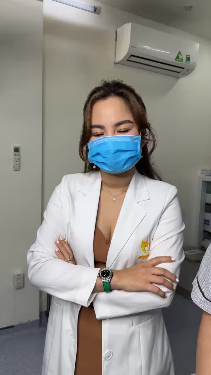 Chàng trai từ Malaysia đến bác Hoạt để cắt mắt ! Bác sĩ Việt Nam rất giỏi, nên vợ đã đưa anh ấy đến Việt Nam để cắt mắt !