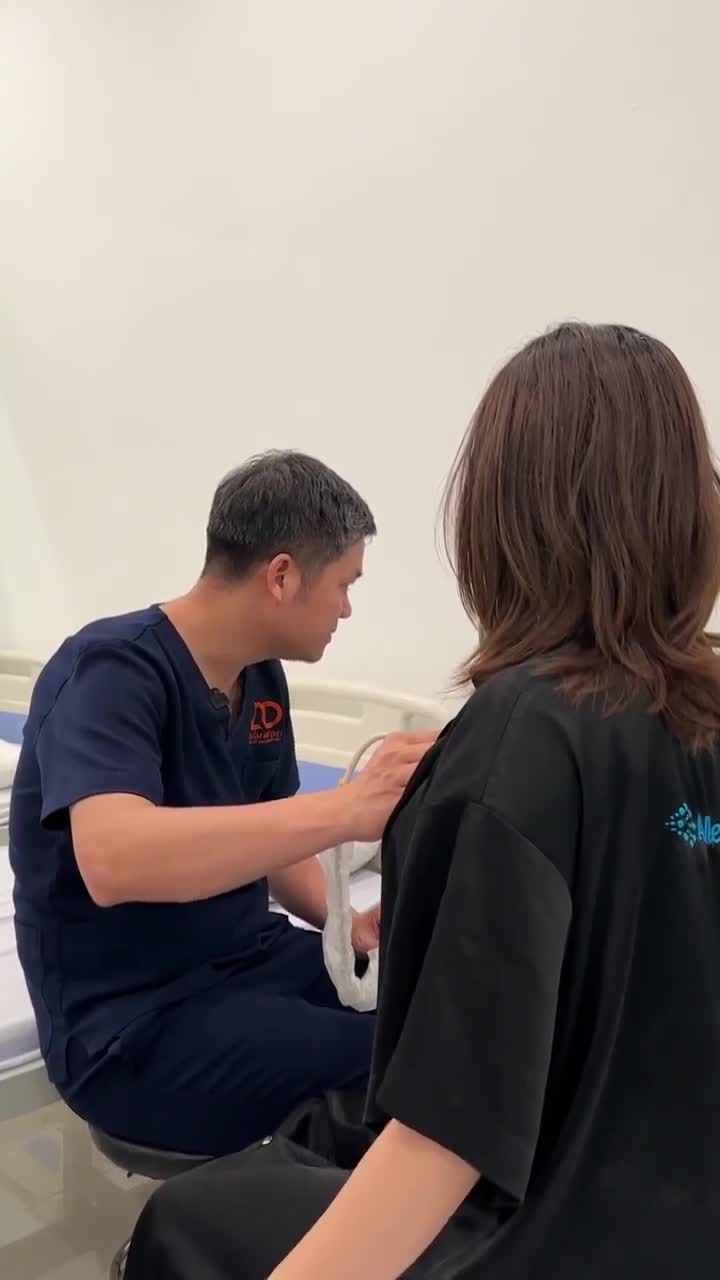 BÁC SĨ ĐIỀN THĂM KHÁM CHO KHÁCH HÀNG ĐÃ NÂNG NGỰC CÁCH ĐÂY 7 NĂM