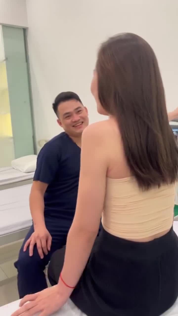 NÂNG NGỰC XONG ĐI ĐƯỜNG CHỈ SỢ "RƠI TÚI" - VỪA ĐI TAY VỪA GIỮ....