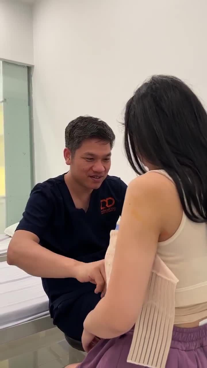 KHÁCH HÀNG NÂNG V1 TRÒN 1 NGÀY, ĐANG ĐƯỢC BÁC SĨ ĐIỀN THĂM KHÁM