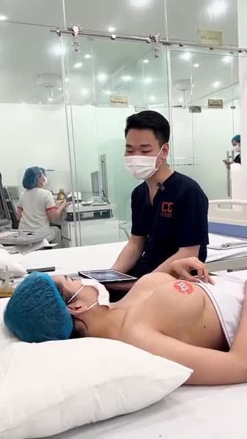 BÁC SĨ THĂM KHÁM VÀ SIÊU ÂM V1 CỦA KHÁCH HÀNG SAU PHẪU