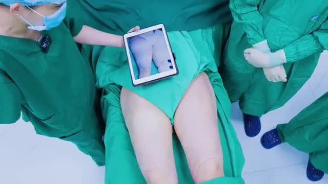 Từ vùng đùi thô kệch, nhiều mỡ, mất cân đối so với tổng thể vóc dáng, tạo cảm giác đôi chân bị “cột đình”, hiện tại sau khi hút mỡ tạo dáng, đôi chân chị PT đã nhỏ gọn, thon nuột, phẳng hơn, cân đối hơn với cơ thể của chị.