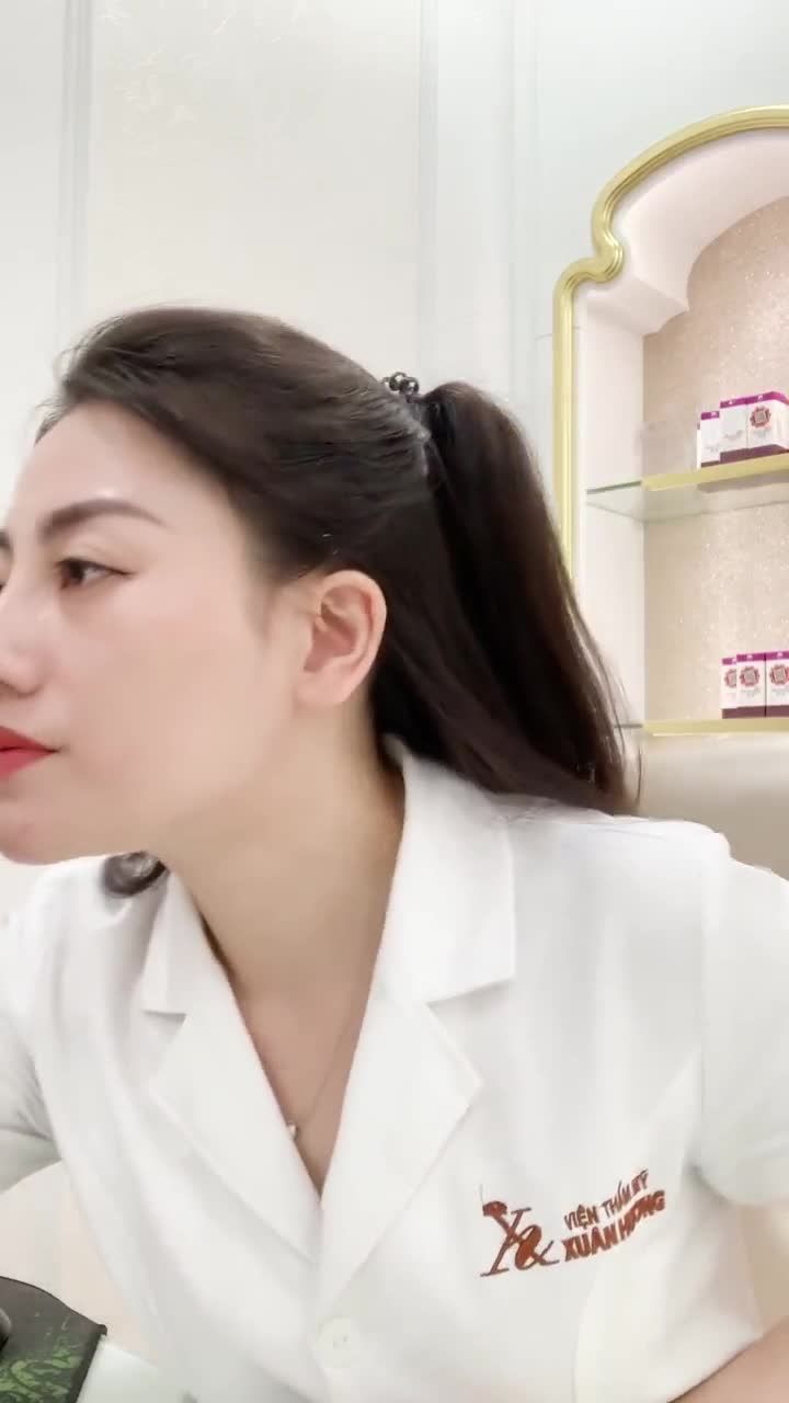 Bác sĩ tư vấn cho khách hàng đã từng hút mực xăm tại cơ sở khác
