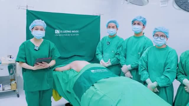 Cánh tay nhỏ gọn hơn, da ôm sát vào cơ, loại bỏ được mỡ thừa và vóc dáng thân trên thêm thon thả, nuột nà chỉ sau hơn 1h hút mỡ tạo dáng cùng ekip Bác sĩ Lương Ngọc.