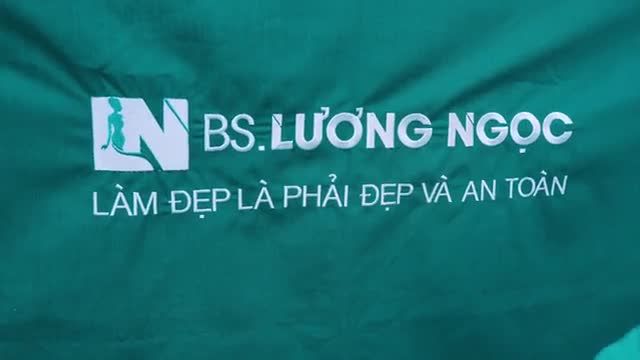 Không còn vùng bụng to xệ như trước, chị khách đã lấy lại được vòng eo thon gọn, vóc dáng quyến rũ sau hơn 1h h.ú.t m.ỡ tạo dáng cùng ekip Bác sĩ Lương Ngọc.