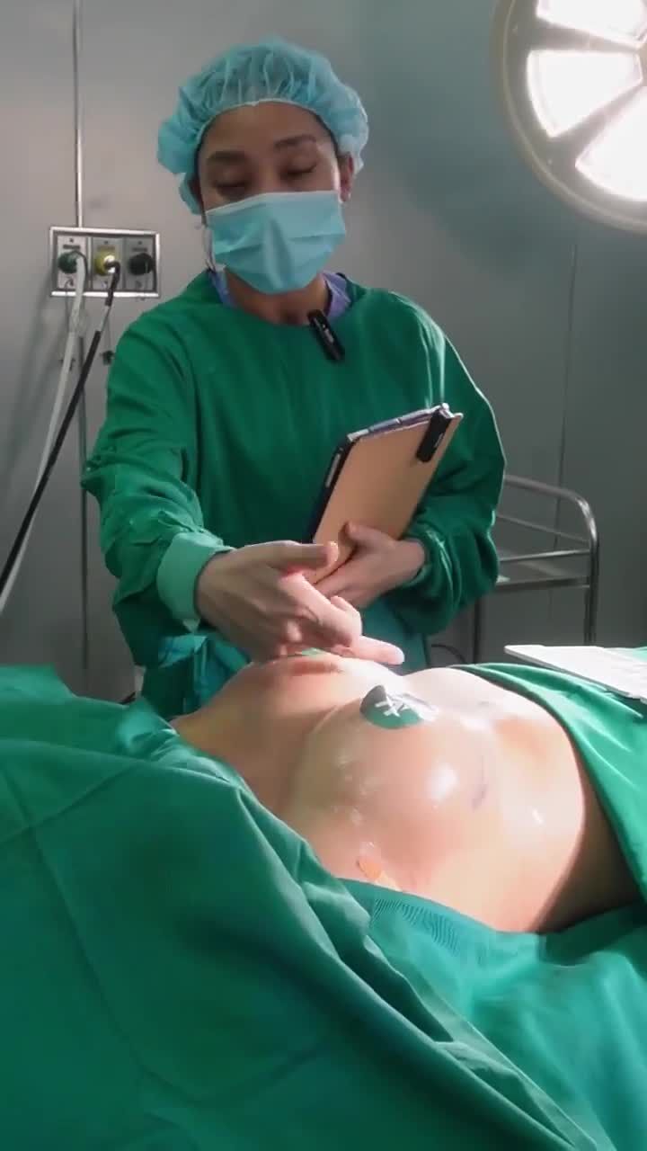 CA NÂNG CẤP V1 ĐẶT TÚI LỆCH SIZE VỪA ĐƯỢC THỰC HIỆN BỞI EKIP DR. MINH PHẠM