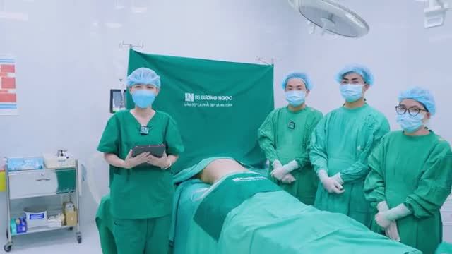 Vòng eo thon gọn “thắt đáy lưng ong” Bụng phẳng lì, không một vết sẹo xấu Đường cong body chuẩn “đồng hồ cát”