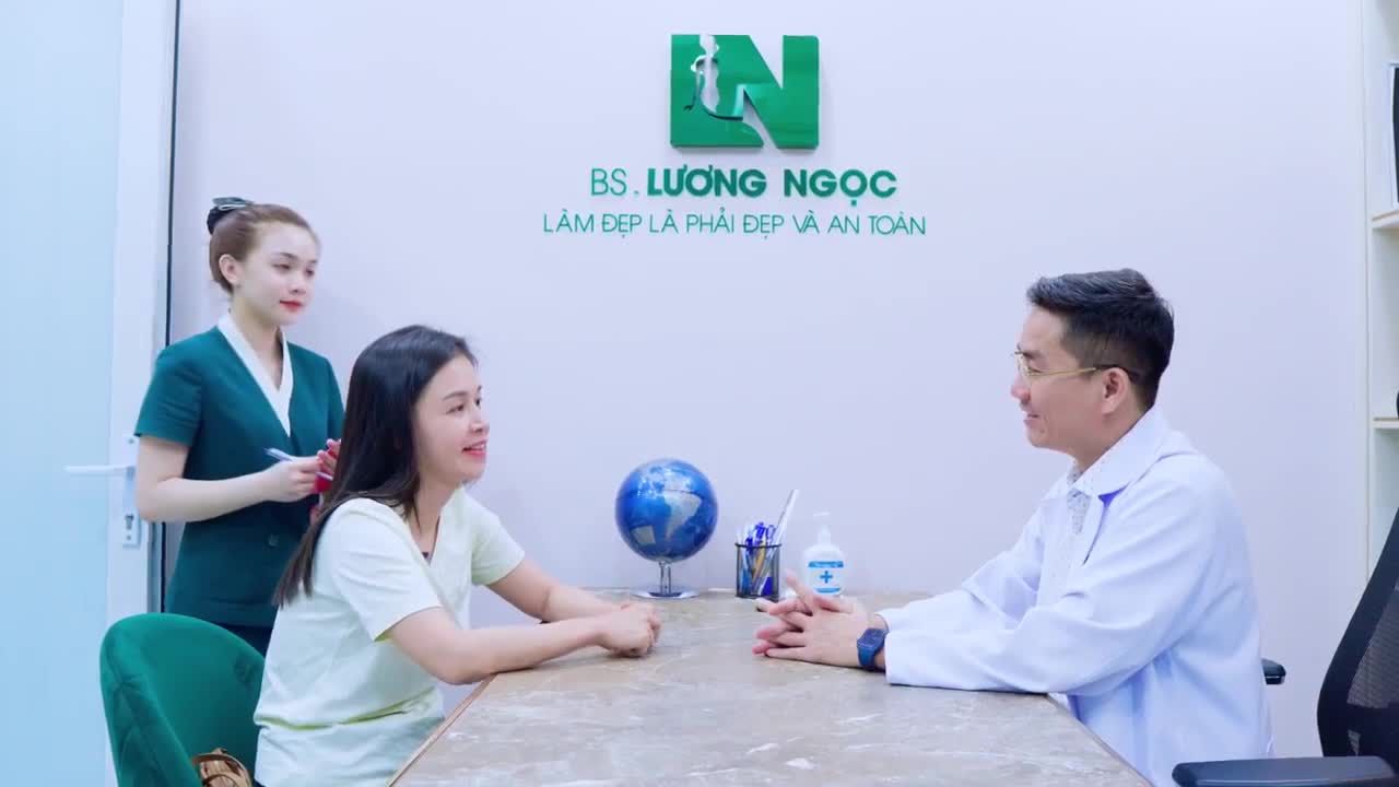 Khách hàng hôm nay Bác sĩ Lương Ngọc tiếp đón là một chị khách trẻ với thân hình nhỏ nhắn nhưng vùng bụng to bự, chảy xệ mất cân đối.