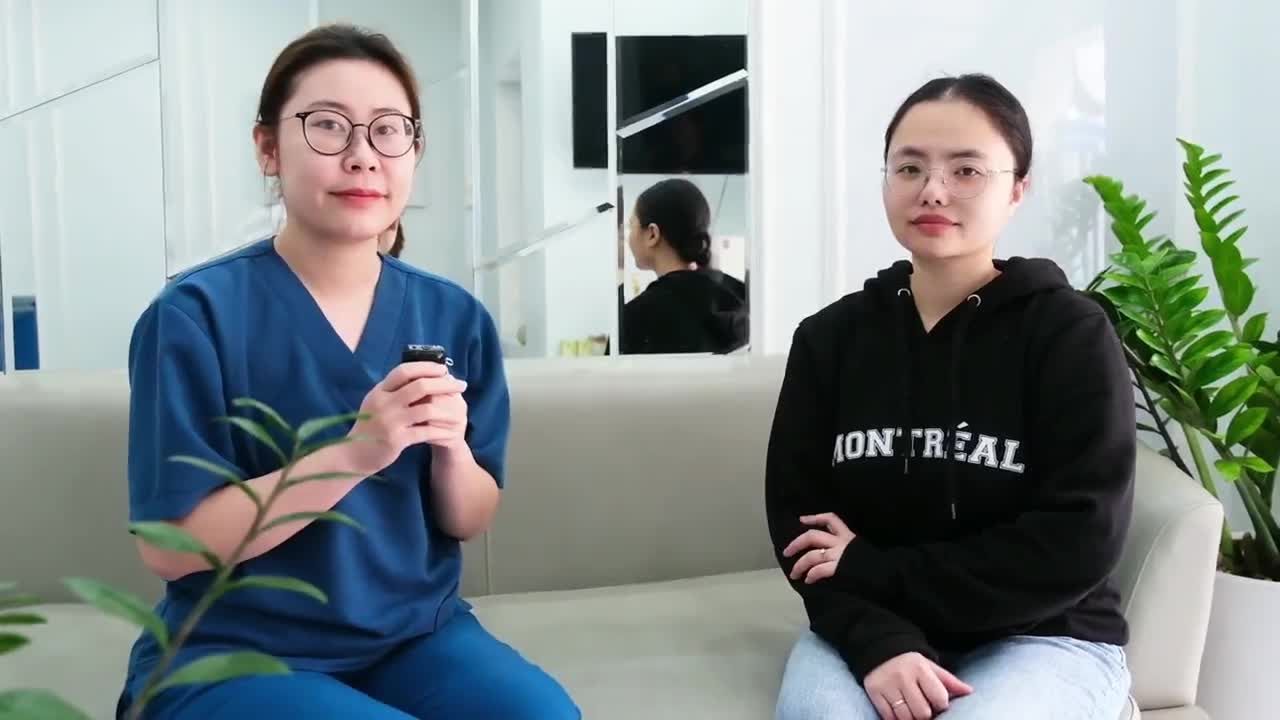 Năm 2009, chị đã từng nâng mũi tại Thái Lan nhưng bị co rút đầu mũi, tấy đỏ khi trời lạnh.