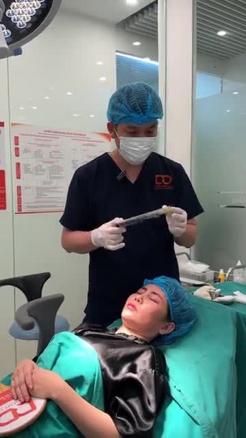 BÁC SĨ ĐIỀN TIÊM RÃNH NƯỚC MẮT CHO CHỊ KHÁCH HÀNG