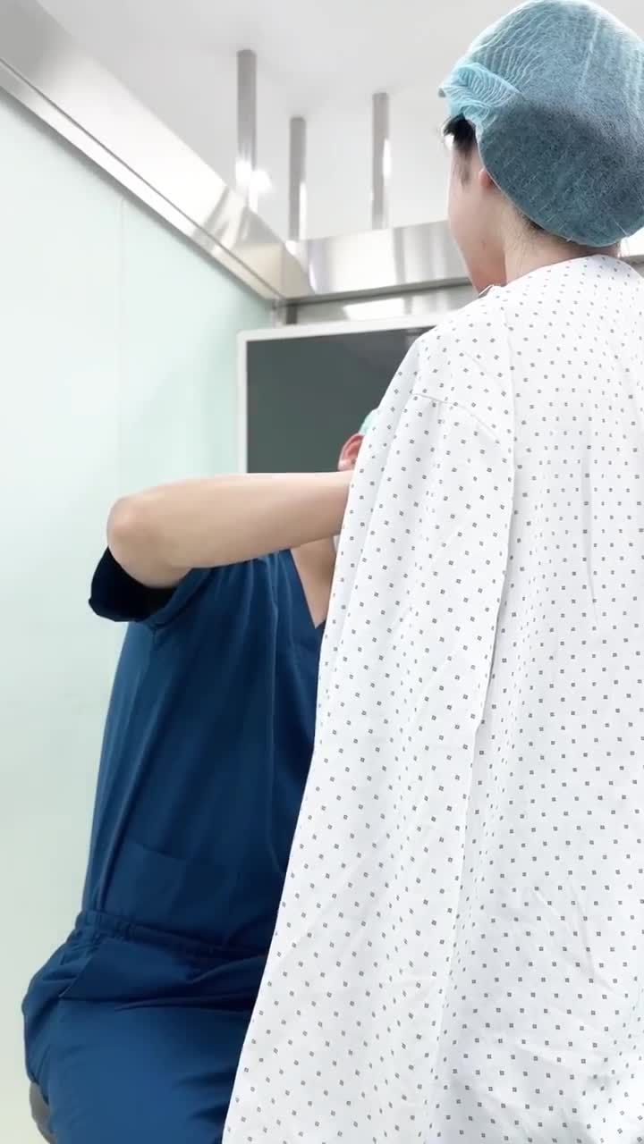BÁC SĨ ĐIỀN ĐO VẼ, THIẾT V1 CHO KHÁCH HÀNG TRƯỚC KHI PHẪU THUẬT ĐẶT TÚI ĐỘN