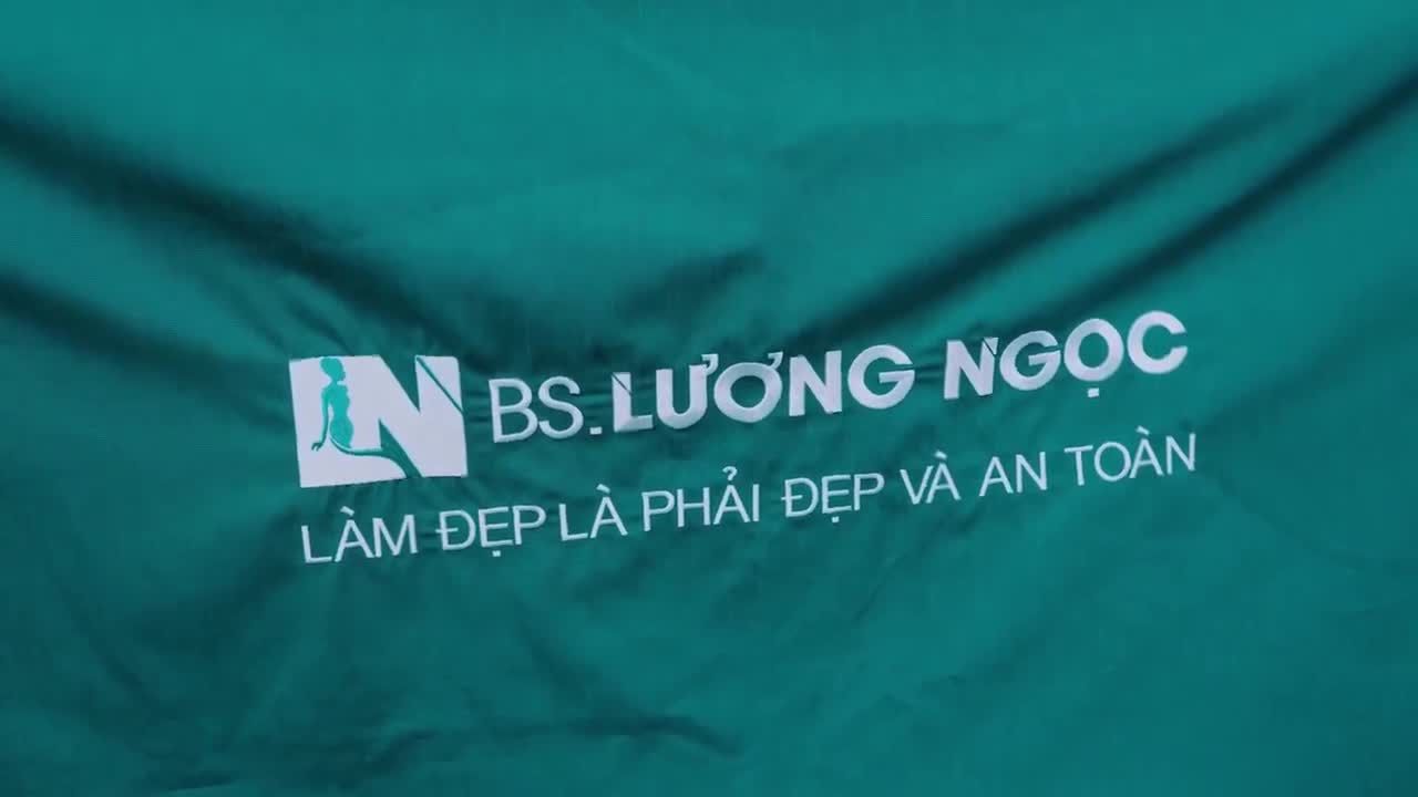 Body thon thả, tay vai nhỏ gọn nuột nà