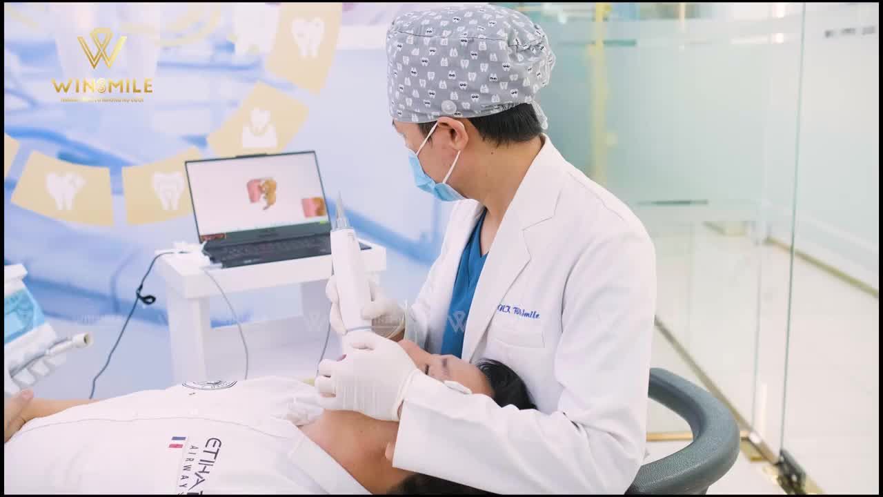 CẬN CẢNH QUÁ TRÌNH SCAN LẤY DẤU RĂNG 3D CHO CA ĐIỀU TRỊ TRỒNG RĂNG IMPLANT TẠI WIN SMILE