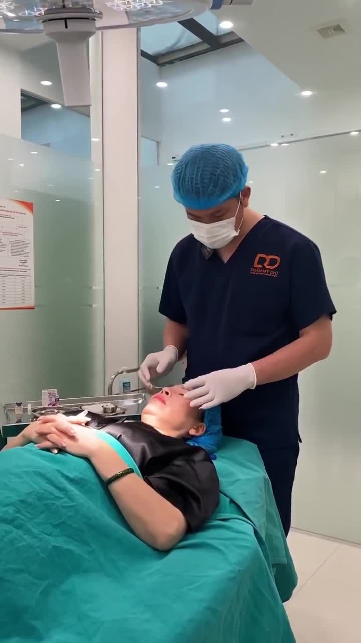 BÁC SĨ LÊ HỮU ĐIỀN TIÊM XÓA NHĂN ĐUÔI MẮT CHO CHỊ KHÁCH HÀNG