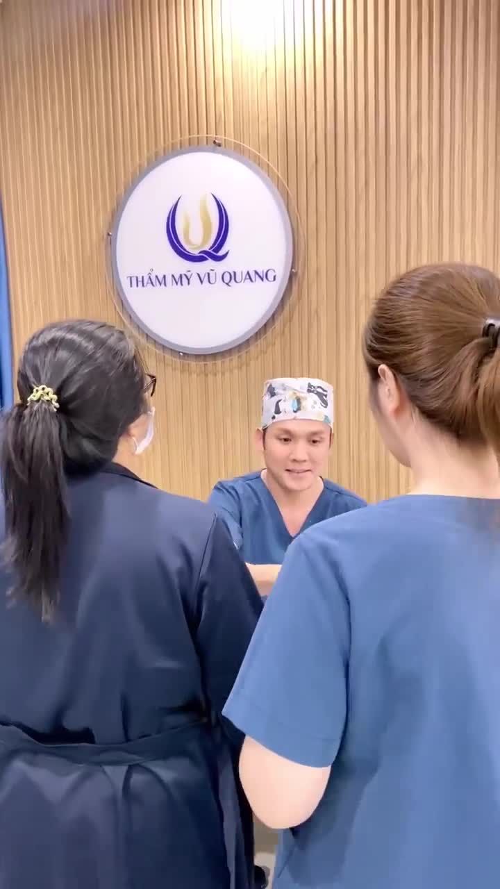 Thăm khám và tư vấn cho khách hàng ngực phì đại