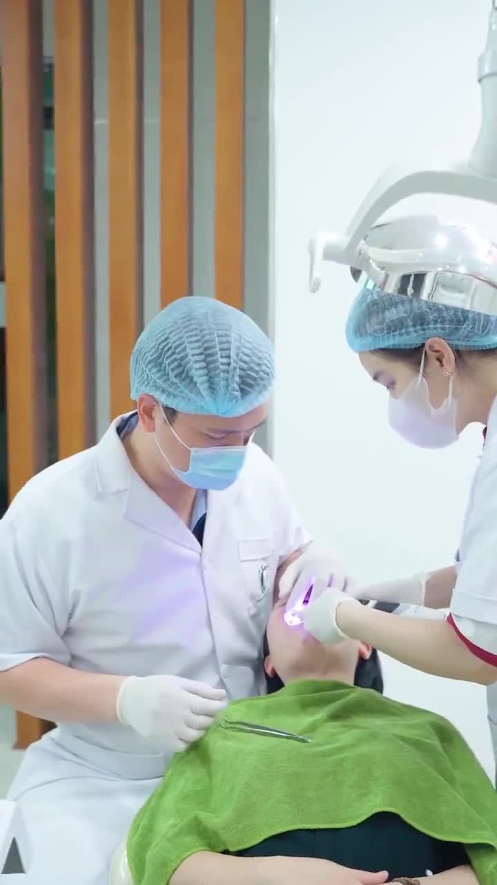 TRỰC TIẾP BÁC SĨ HẢI THỰC HIỆN LẮP 16 RĂNG HT SMILE CHO NỮ KHÁCH HÀNG
