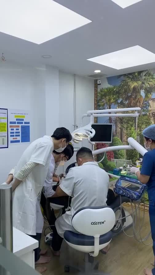 khách hàng phục hình thẩm mỹ 24R sứ Emax