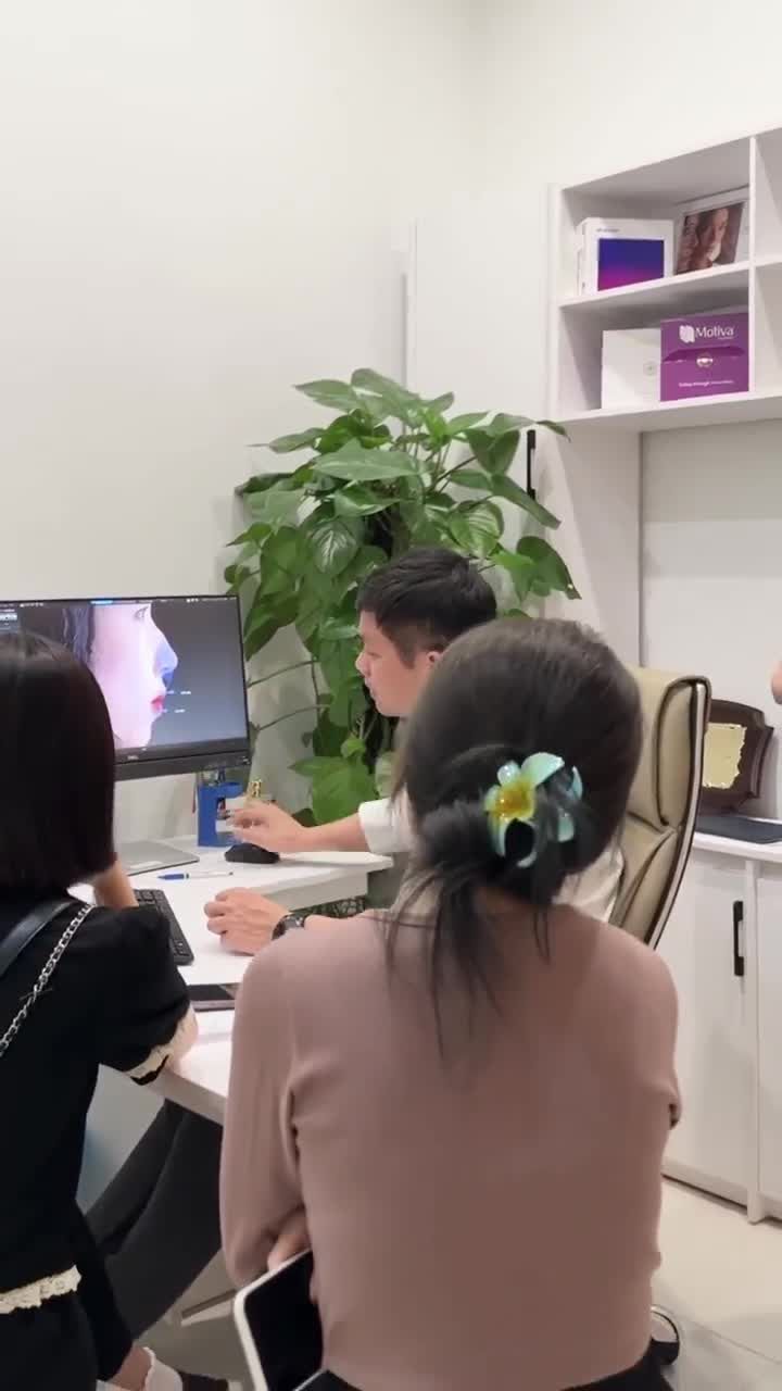BÁC SĨ LÊ HỮU ĐIỀN THĂM KHÁM, TƯ VẤN CHO 3 BẠN KHÁCH HÀNG CÓ NHU CẦU NÂNG MŨI.