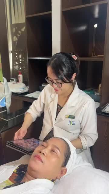 ĐỘNG TRỜI quý bà trung niên chơi lớn combo LASER TÁI TẠO DA + TIÊM MESO HA hoá cô gái 30