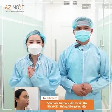 Nhân viên bán hàng đến từ Cần Thơ xem dáng mũi trước khi đóng vết khâu cùng người nhà