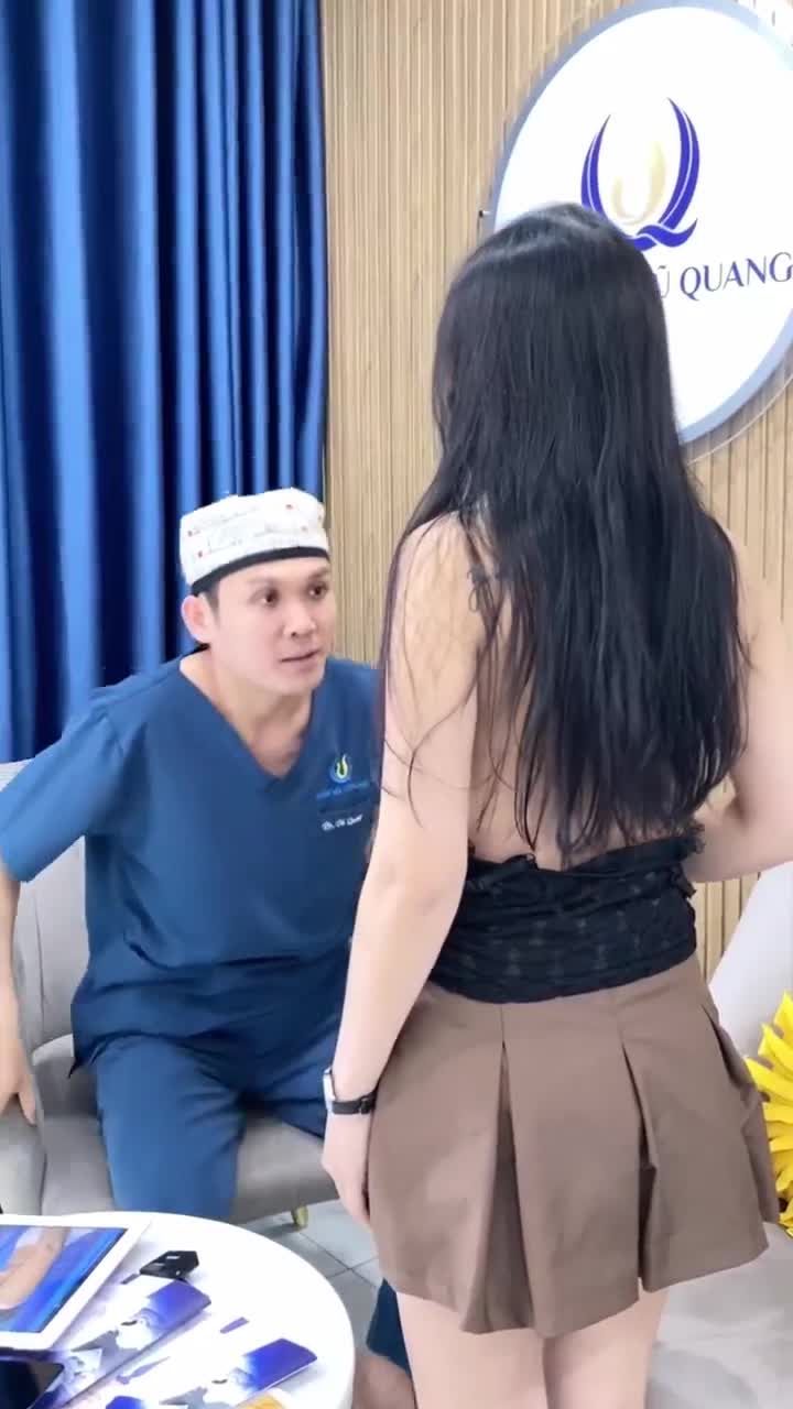 Tái khám cho khách hàng nâng ngực sau 3 tháng tại Thẩm Mỹ Vũ Quang