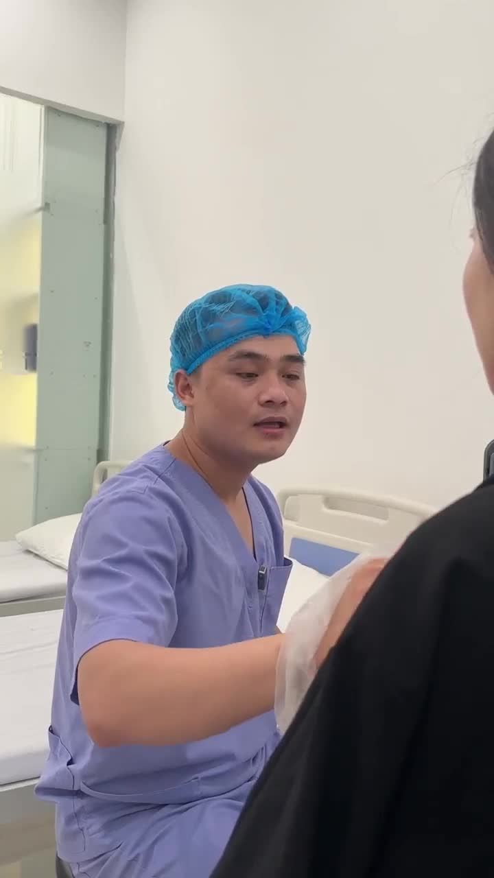 BÁC SĨ THĂM KHÁM V1 CHO CHỊ KHÁCH HÀNG SAU HƠN 1 THÁNG PHẪU THUẬT