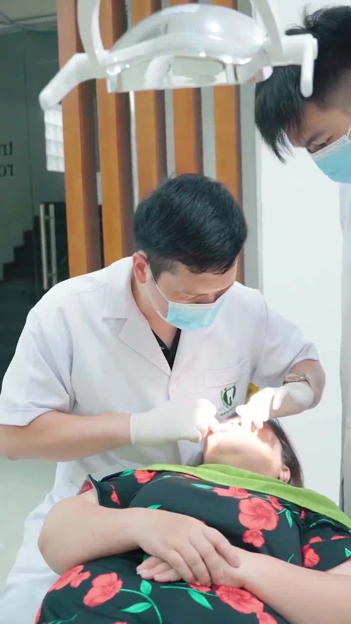 QUÁ TRÌNH LẮP RĂNG TRÊN IMPLANT CHO CÔ KHÁCH ĐẾN VỚI NHA KHOA GIA ĐÌNH TỪ QUẢNG NINH