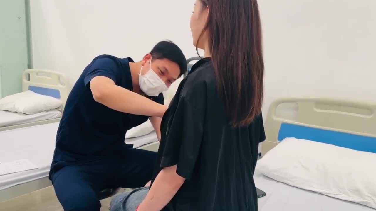 BÁC SĨ ĐIỀN TÁI KHÁM CHO CHỊ KHÁCH HÀNG SAU 1 THÁNG NÂNG V1