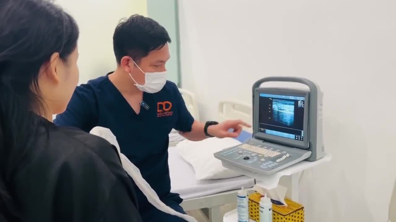 BÁC SĨ LÊ HỮU ĐIỀN TIẾP TỤC TÁI KHÁM CHO KHÁCH HÀNG SAU PHẪU THUẬT ĐẶT TÚI ĐỘN V1 TẠI DRD
