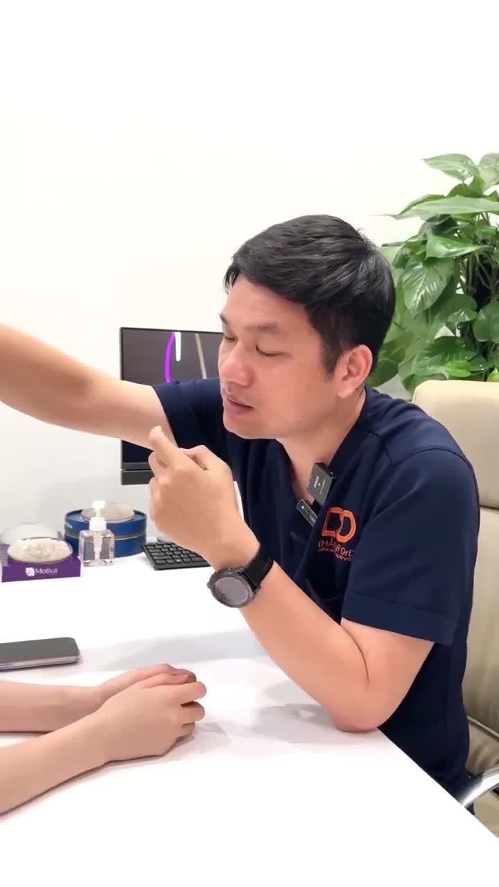 BÁC SĨ ĐIỀN TƯ VẤN CẮT MÍ CHO BẠN KHÁCH HÀNG QUEN, ĐÃ TỪNG PHẪU THUẬT THẨM MỸ NHIỀU VÙNG TẠI DRD