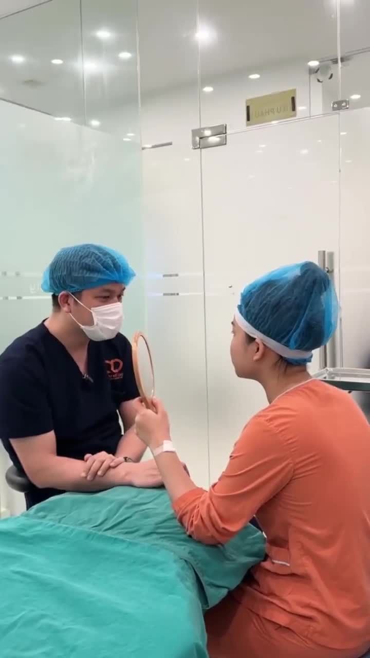 BÁC SĨ ĐIỀN TƯ VẤN CHO KHÁCH HÀNG CÓ NHU CẦU SỬA CÁC KHUYẾT ĐIỂM TRÊN GƯƠNG MẶT.