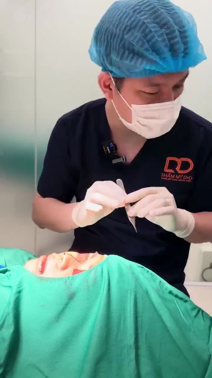 BÁC SĨ ĐIỀN PHÂN TÍCH TÌNH TRẠNG MŨI CỦA KHÁCH HÀNG TRƯỚC KHI PHẪU THUẬT