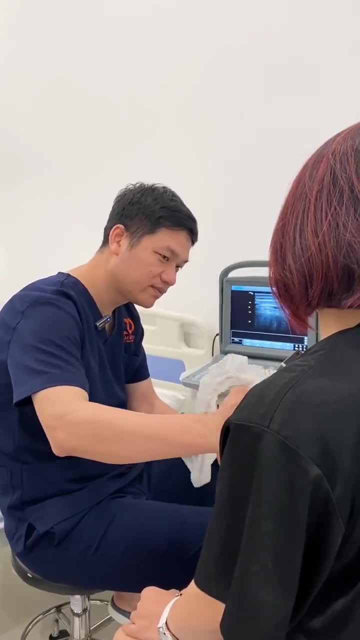 BÁC SĨ LÊ HỮU ĐIỀN THĂM KHÁM CHO KHÁCH HÀNG SAU 6 THÁNG ĐẶT TÚI ĐỘN NGỰC
