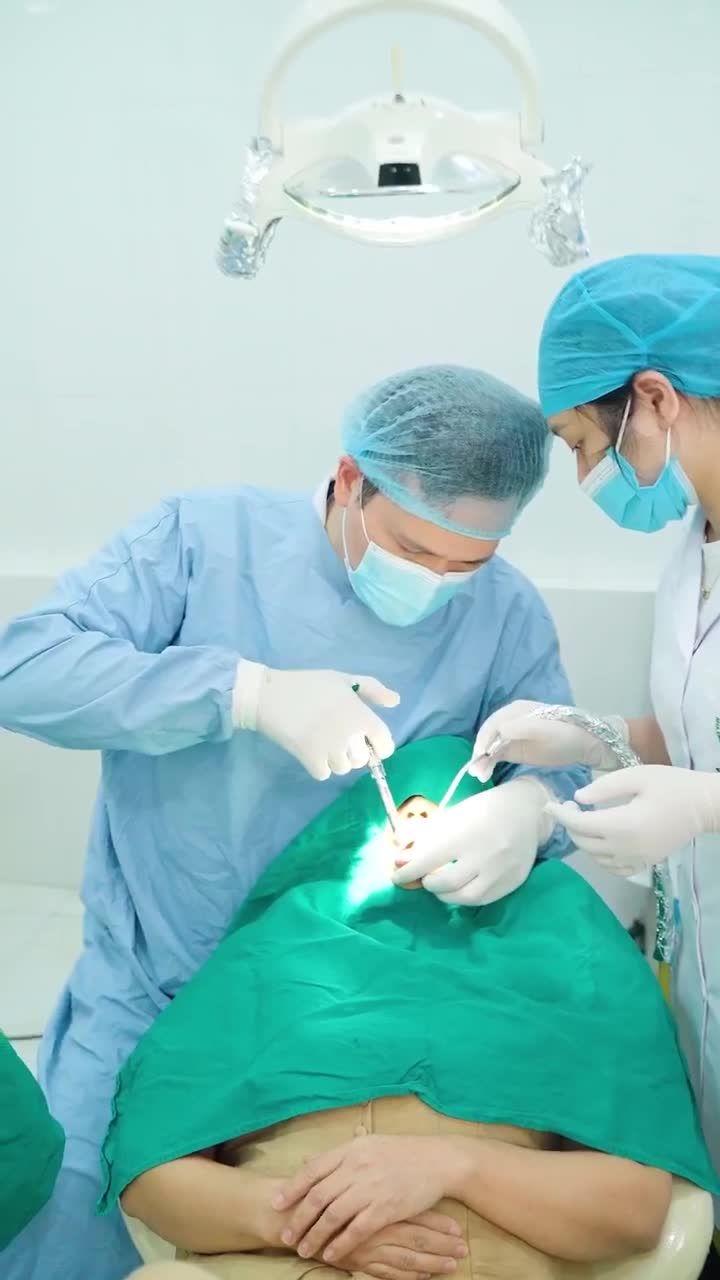 QUÁ TRÌNH BÁC SĨ HẢI NHỔ RĂNG HỎNG KẾT HỢP CẤY IMPLANT ALL ON 6 HÀM DƯỚI CHO KHÁCH HÀNG TUYÊN QUANG