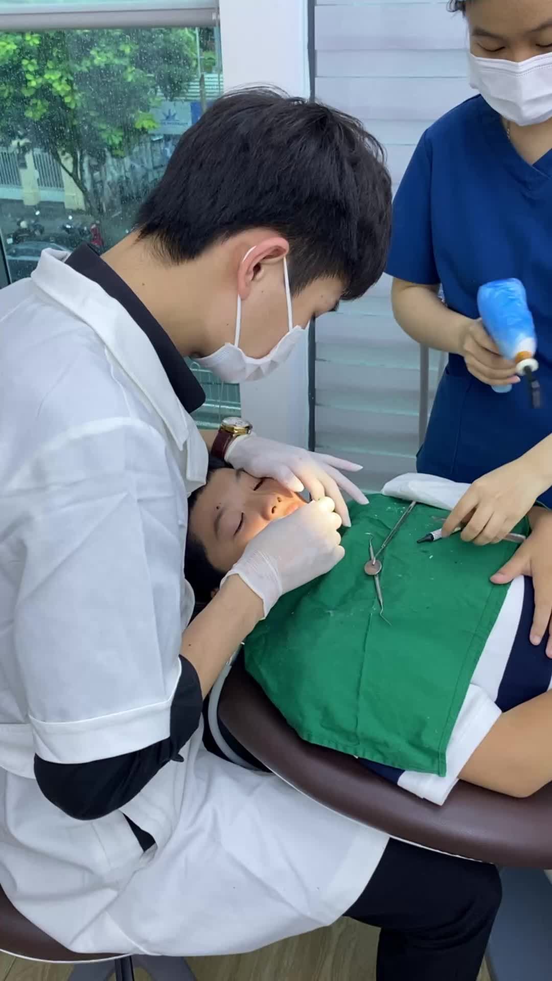 Ca gắn mắc cài cho một bạn khách ở Tây Ninh