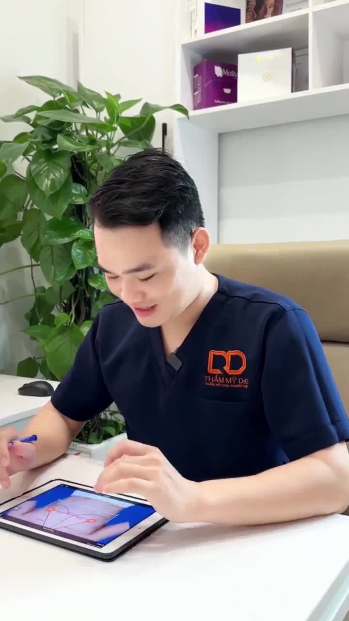 BÁC SĨ THĂM KHÁM CHO BẠN KHÁCH HÀNG SAU 2 NGÀY PHẪU THUẬT NÂNG V1