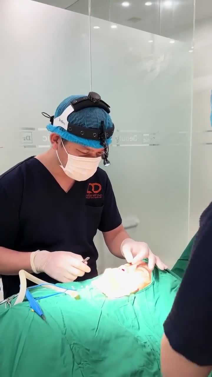 KHÁCH HÀNG ĐÃ TỪNG PHẪU THUẬT NÂNG MŨI, SAU ĐÓ THÁO RA CÁCH ĐÂY 3 NĂM, GIỜ PHẪU THUẬT ĐẶT LẠI CHẤT LIỆU.