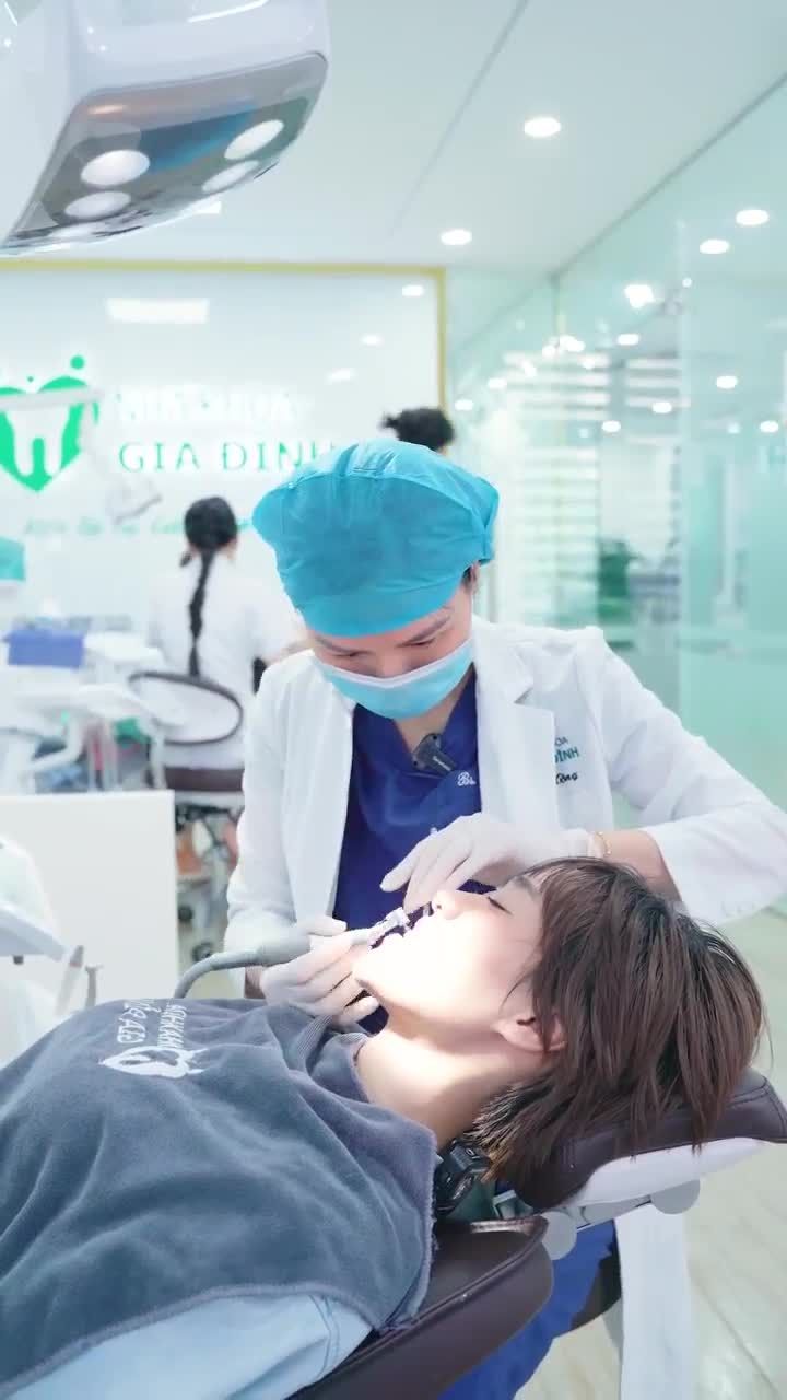 BÁC SĨ HỒNG ĐÁNH BÓNG RĂNG VÀ TRÒ CHUYỆN CÙNG NỮ KHÁCH HÀNG XINH ĐẸP