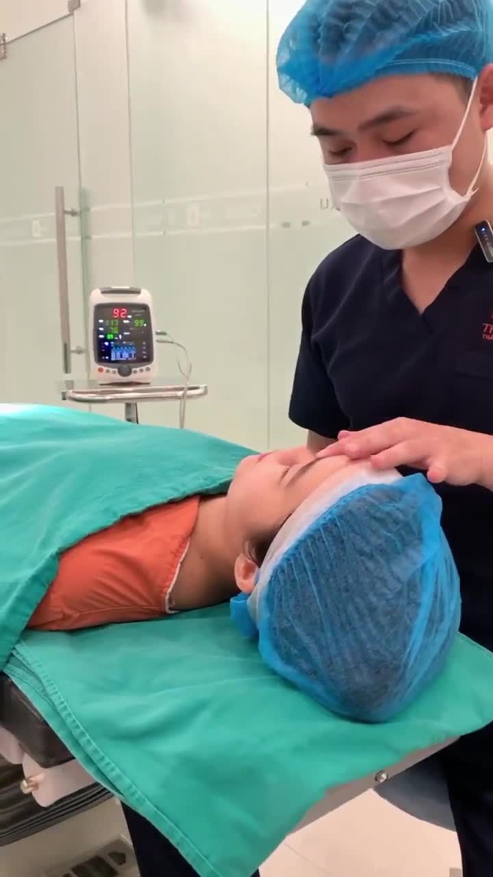 BÁC SĨ PHÂN TÍCH TÌNH TRẠNG TRƯỚC CỦA 1 CA MŨI CHUẨN BỊ PHẪU THUẬT