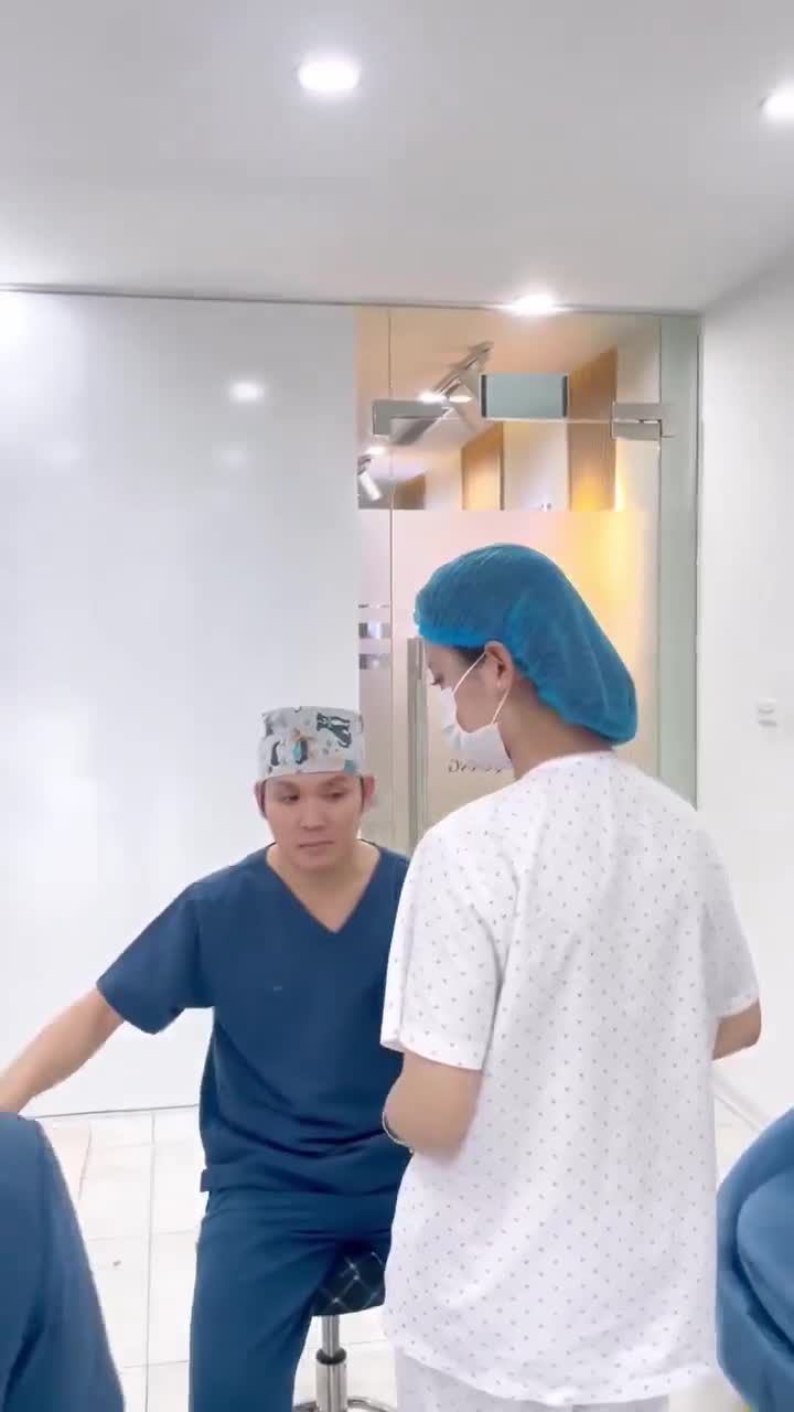 khám và tư vấn cho khách hàng trẻ tuổi đến nâng ngực tại  Thẩm Mỹ Vũ Quang