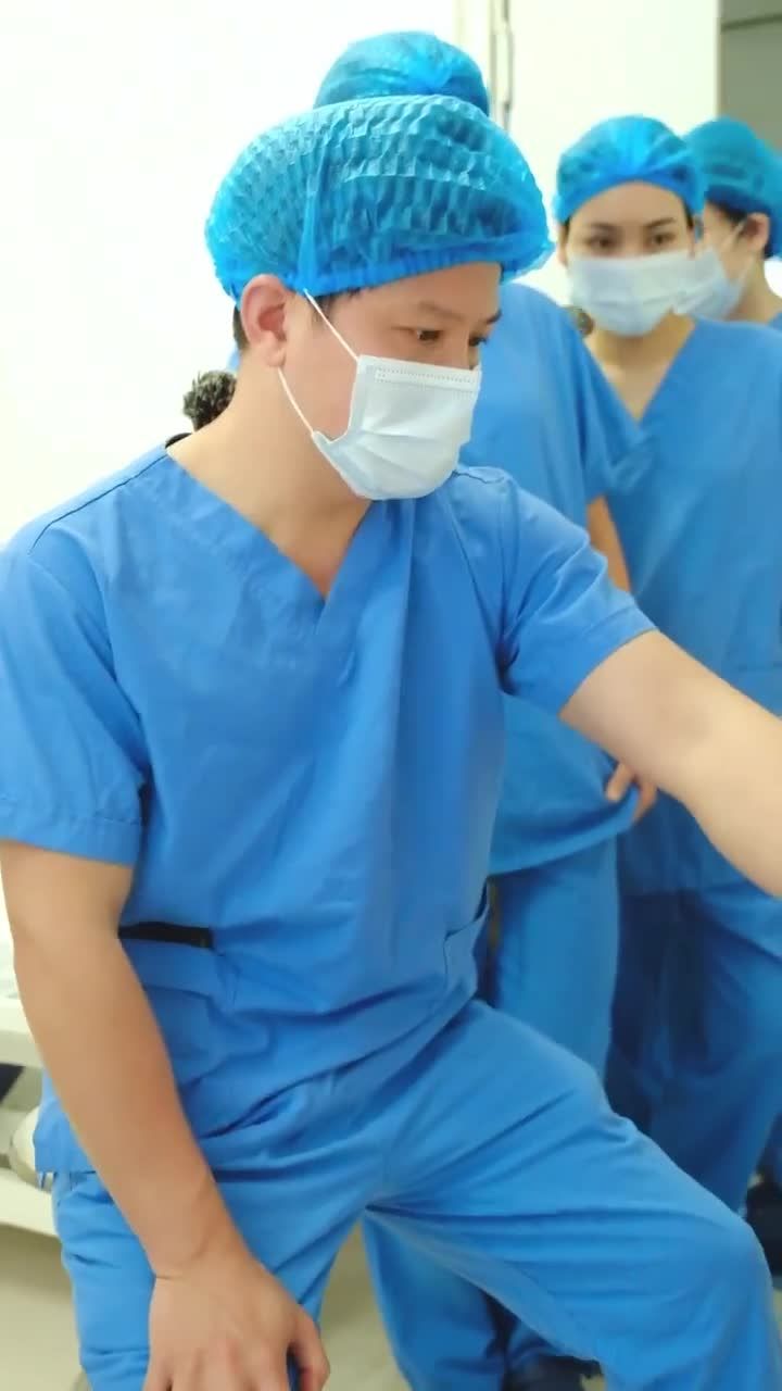 Bác sĩ Tuấn Anh thăm khám đo vẽ cho khách hàng đã từng hút mỡ cách đây 8 năm