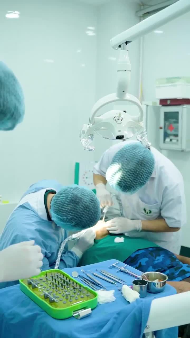 QUÁ TRÌNH BÁC SĨ THỰC HIỆN LẮP TRỤ IMPLANT CHO MỘT CHÚ KHÁCH HÀNG