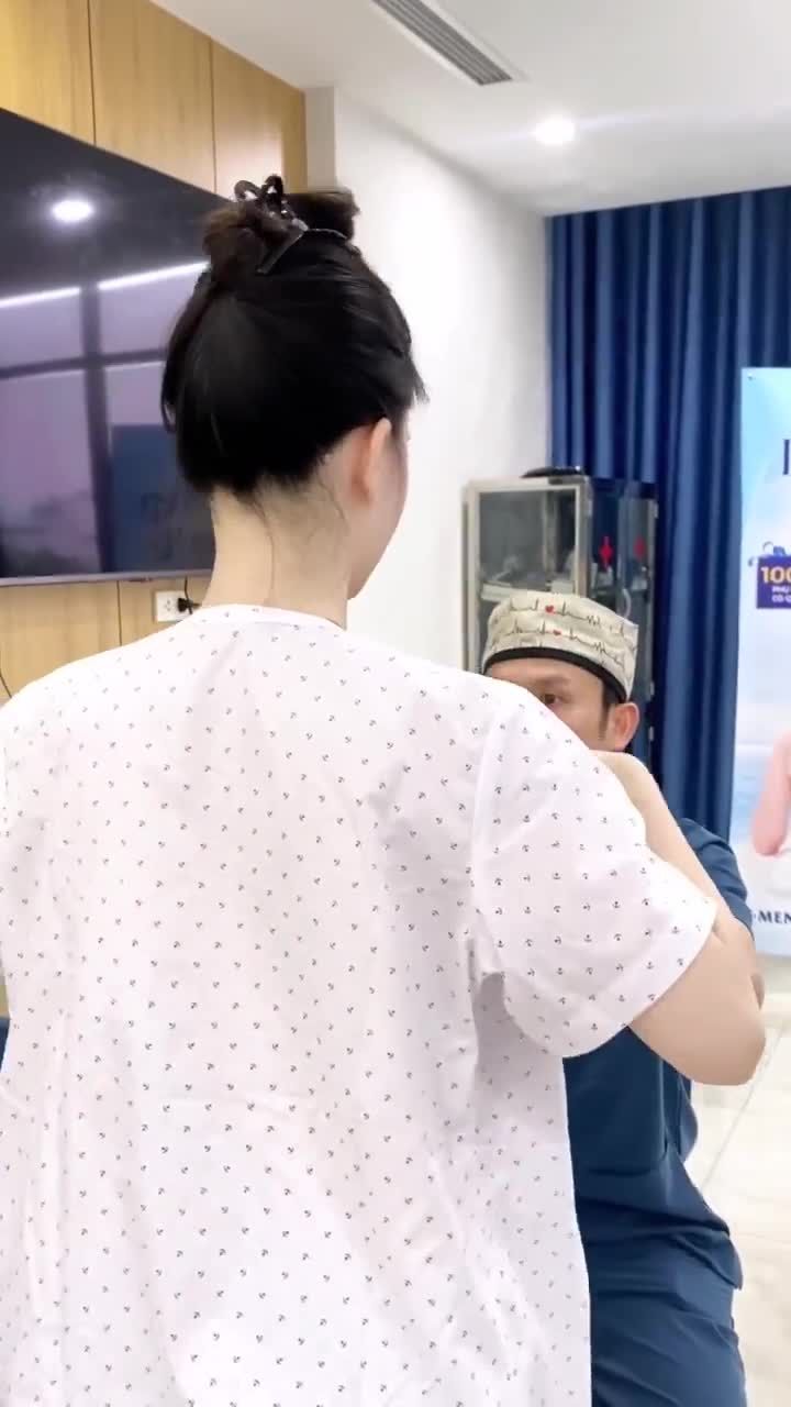 khám và tư vấn cho khách hàng nâng ngực tại Thẩm Mỹ Vũ Quang