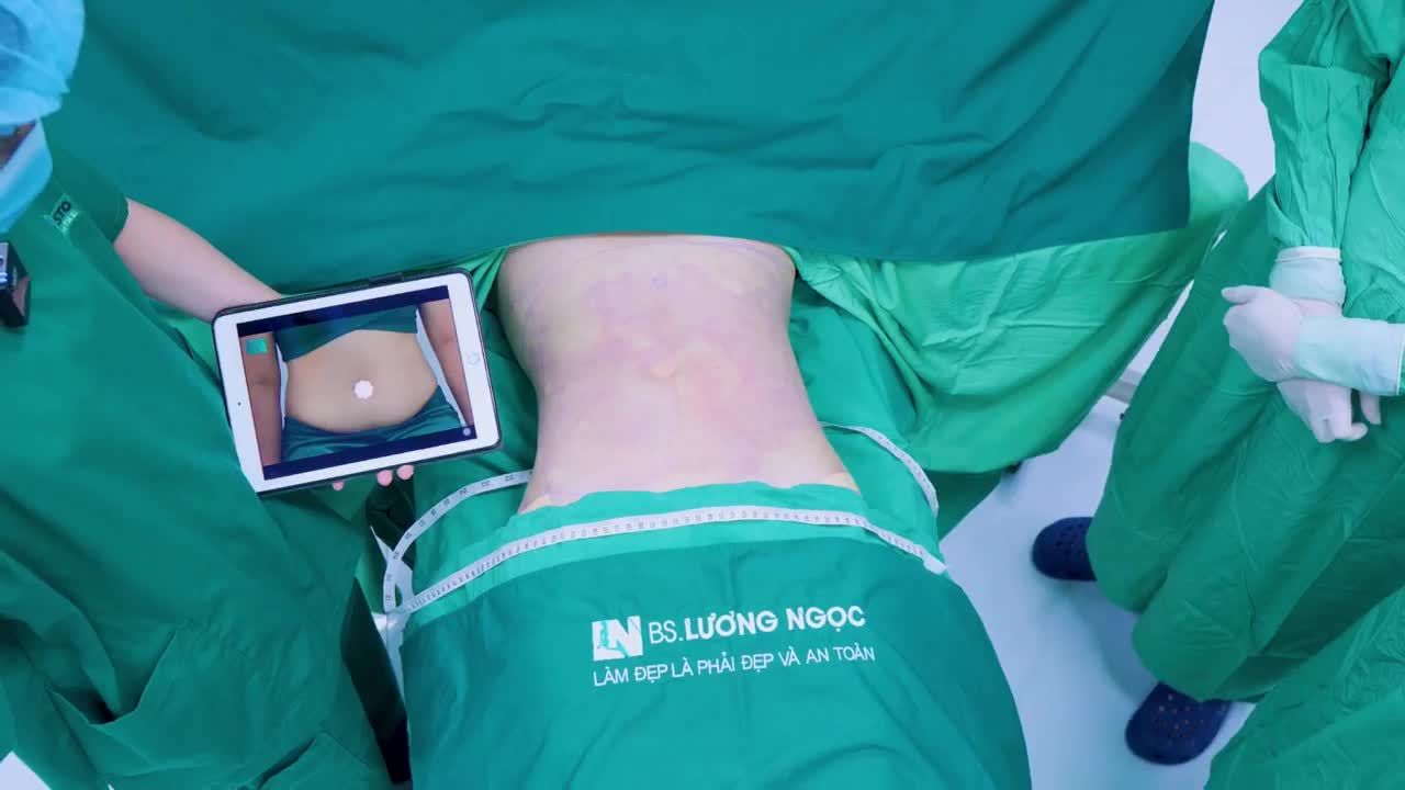 Bụng nhỏ, eo thon thắt đáy lưng ong