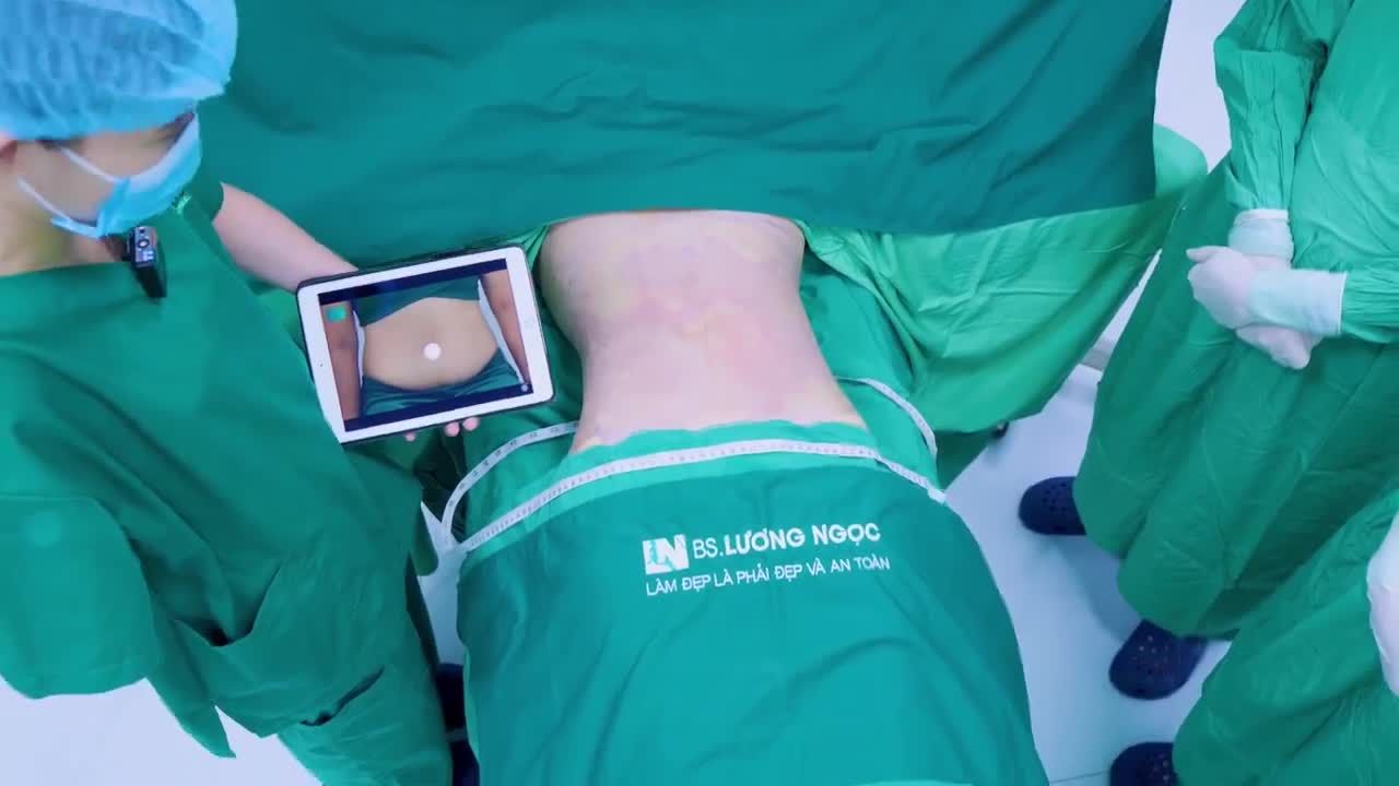 Vòng 2 thon gọn thắt đáy, không một vết sẹo. Vòng eo con kiến, đường cong body nuột nà