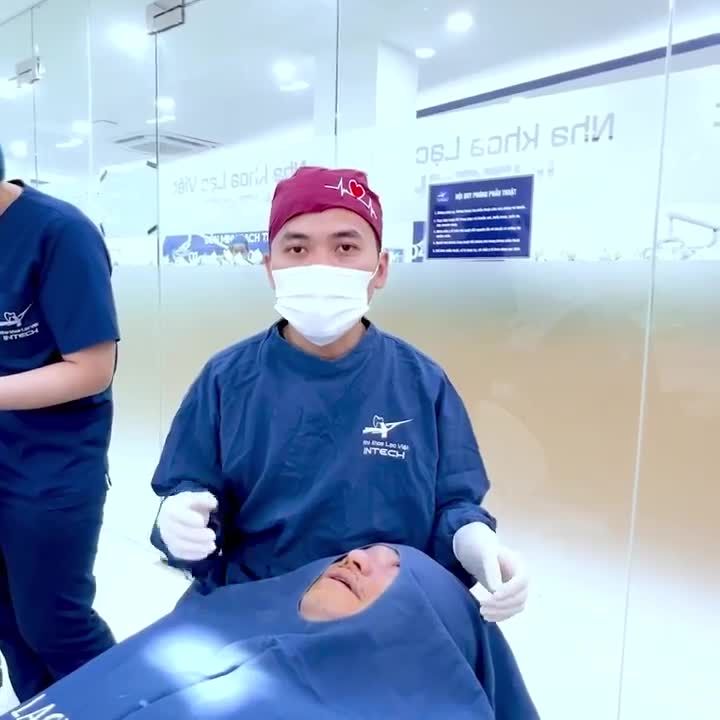 PHẪU THUẬT NHỔ RĂNG VÀ ĐẶT TRỤ IMPLANT TỨC THÌ